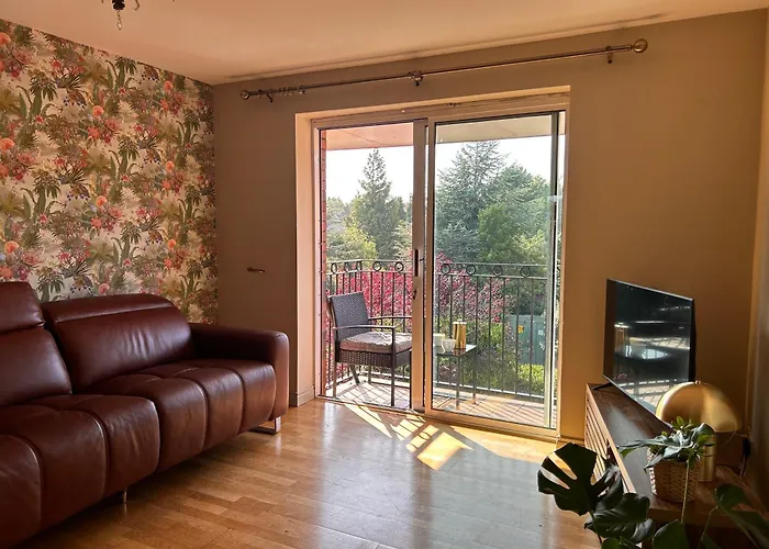 Belfast - Relax & Unwind In Our Skyline Retreat - 3 Bedroom Apartment With Parking