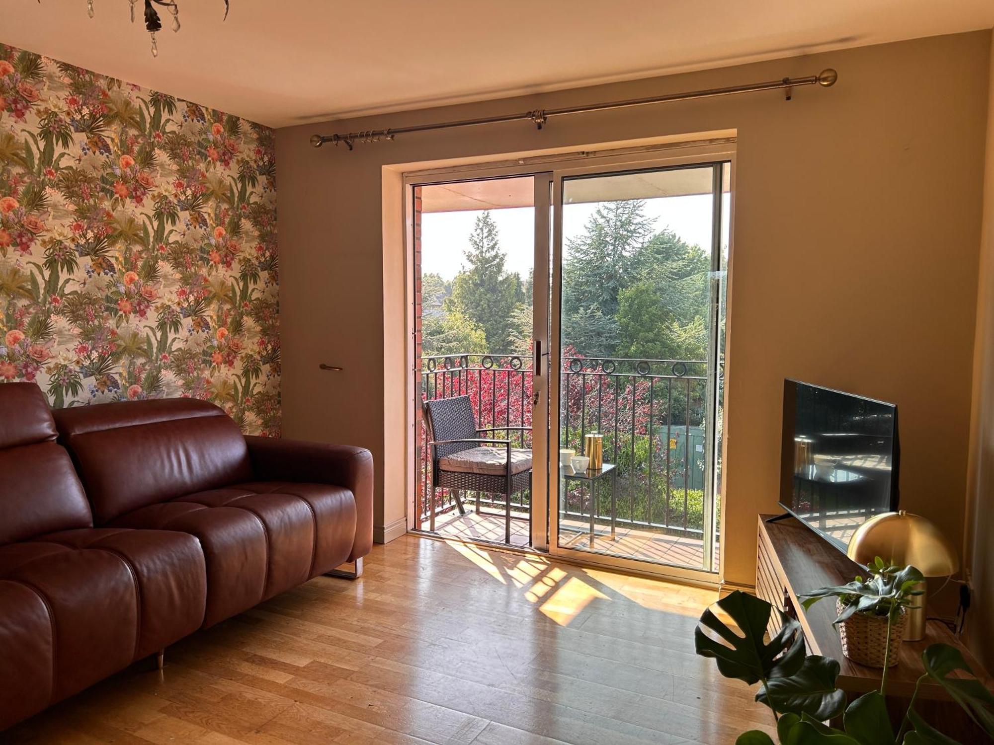 - Relax & Unwind In Our Skyline Retreat - 3 Bedroom With Parking Apartment