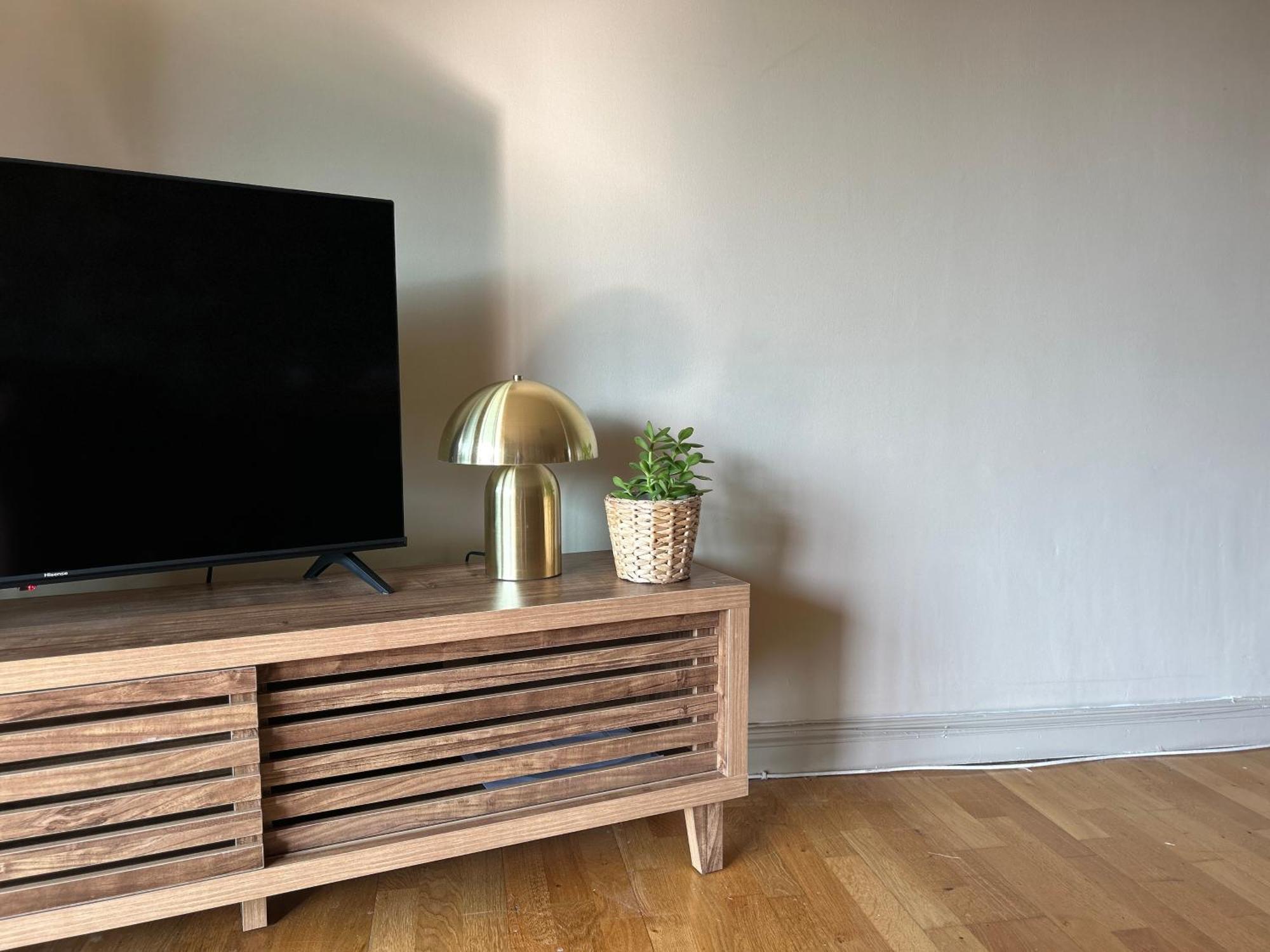 - Relax & Unwind In Our Skyline Retreat - 3 Bedroom With Parking Apartment Belfast
