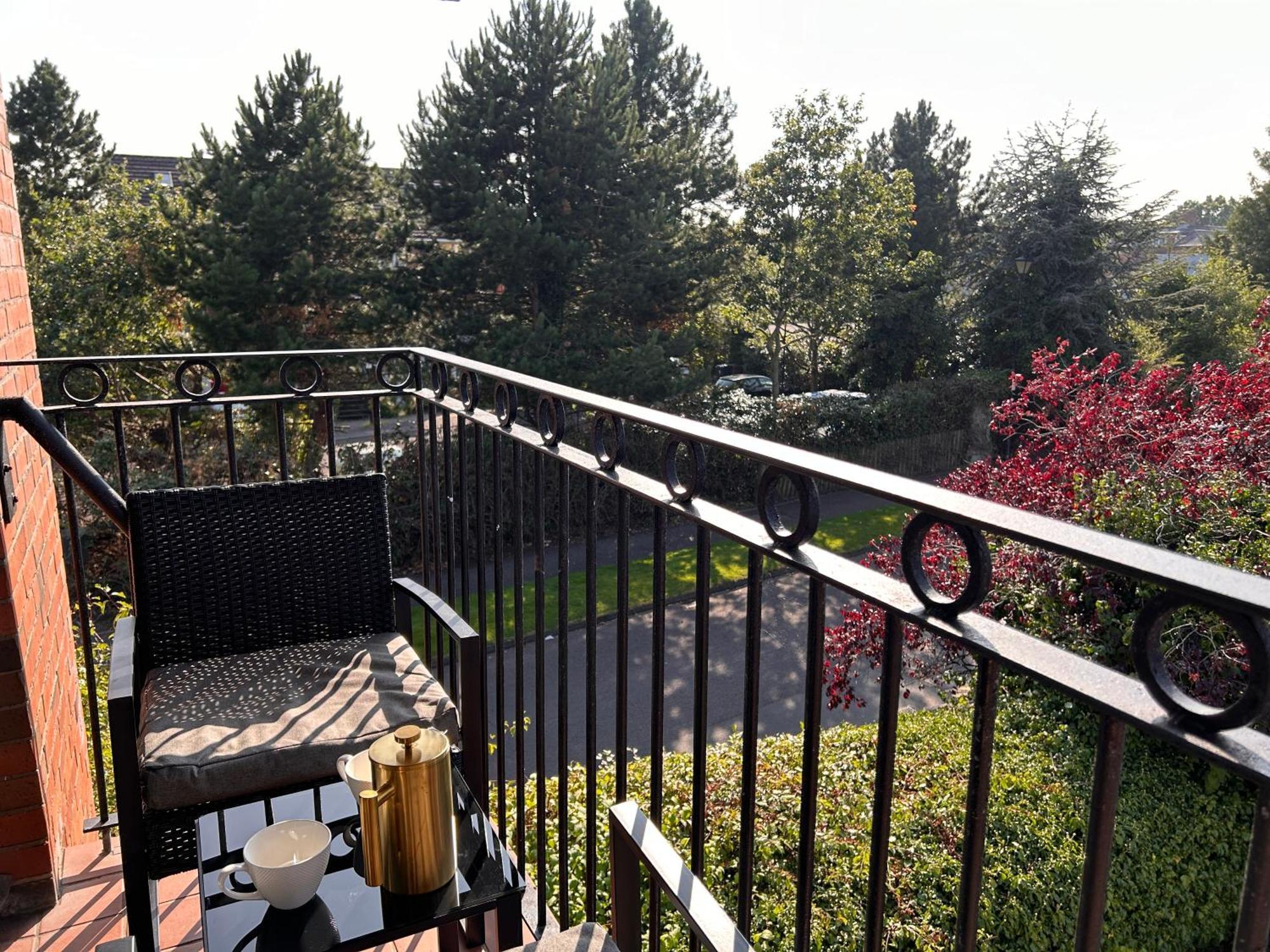 - Relax & Unwind In Our Skyline Retreat - 3 Bedroom With Parking Apartment Belfast